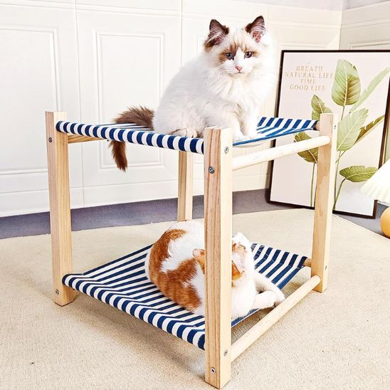 Hamac pour chat en bois deux étages placé près d’une fenêtre, parfait pour observer et se reposer à l’air frais – tissu rayé lavable