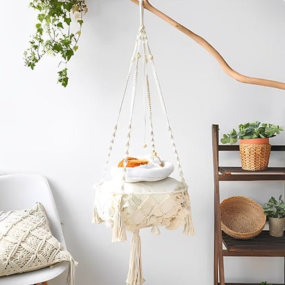 Hamac pour chat suspendu à une branche, style bohème et écologique avec corde naturelle.