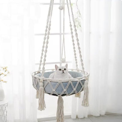 Hamac pour chat en macramé blanc avec coussin design, parfait pour un intérieur lumineux et élégant.