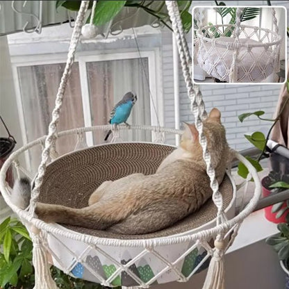 Hamac pour chat suspendu sur un balcon, avec un chat observant un oiseau – couchage en hauteur naturel et confortable.