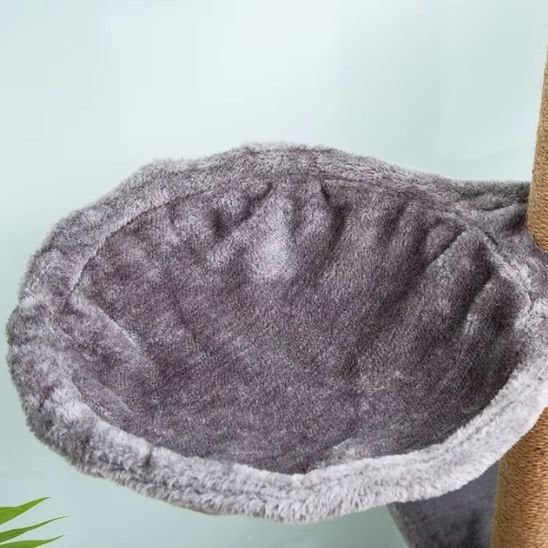 Hamac chat gris suspendu vide fixé sur un arbre à chat en sisal.