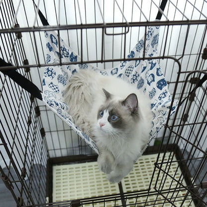 Hamac pour chat Hamacel blanc en lin, suspendu, au design épuré, idéal pour un coin détente.