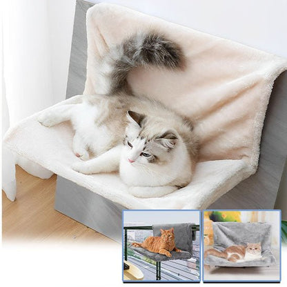 Chat blanc détendu sur un lit suspendu pour chat, adapté pour intérieur, balcon ou fenêtre