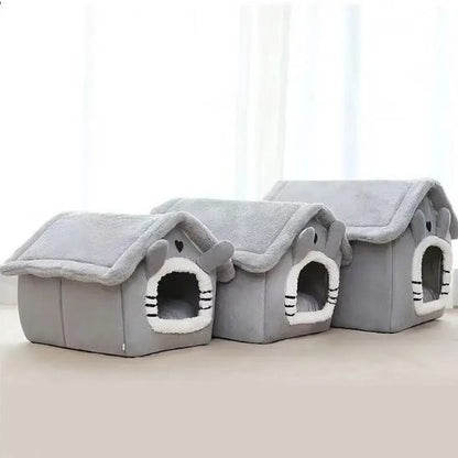 Trois tailles de niches FéliNiche sans fenêtre alignées, toutes avec oreilles de souris et toit en peluche.