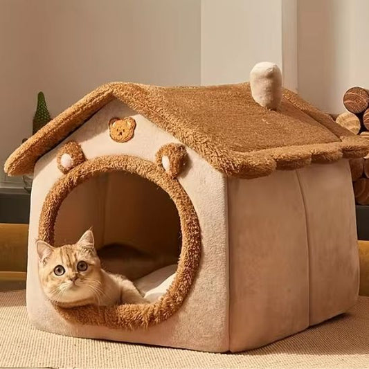Chat beige allongé dans une niche douce CacheMiaou en forme de maison avec ouverture ronde et oreilles