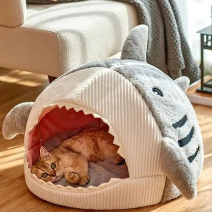 Chat allongé dans une niche pour chat confortable en forme de requin