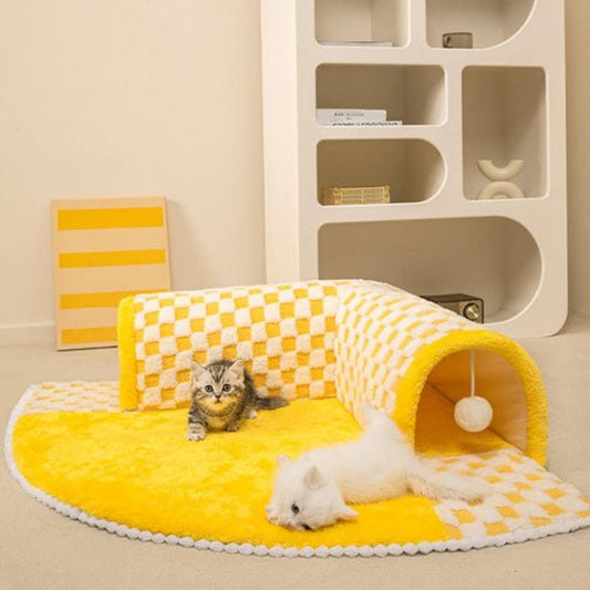 Tunnel pour chat ChatFit™ jaune avec deux chatons – aire de jeu et tapis doux pour sieste et activité intérieure